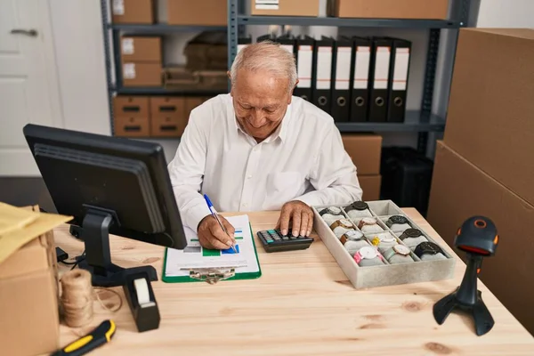 Senior Man Ecommerce Business Worker Writing Clipboard Office — Fotografia de Stock