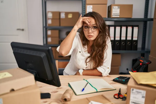 Young Hispanic Woman Working Small Business Ecommerce Worried Stressed Problem — Stock Photo, Image