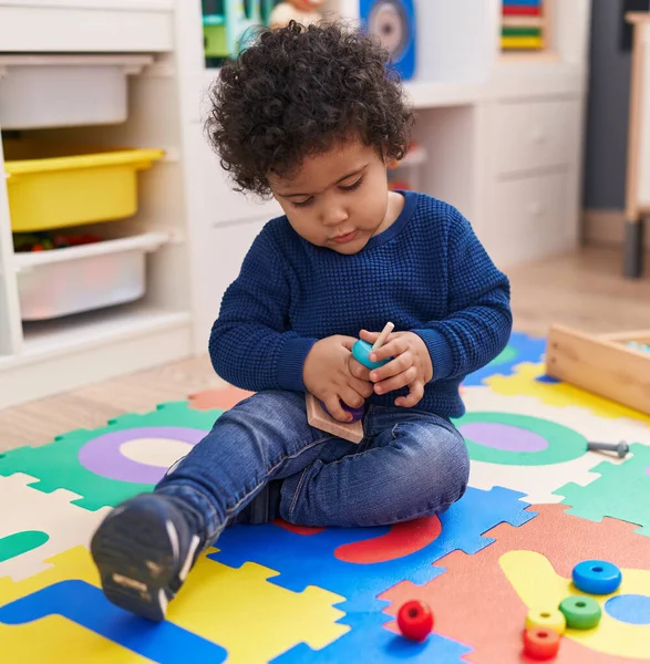 可敬的是 他的惊慌失措的幼儿在幼儿园的地板上玩圈圈游戏 — 图库照片
