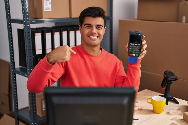 Hispanic Man Working Small Business Ecommerce Holding Dataphone Pointing Finger — Stock Fotó