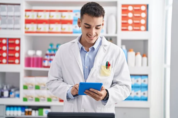 Joven Farmacéutico Hispano Usando Touchpad Trabajando Farmacia —  Fotos de Stock