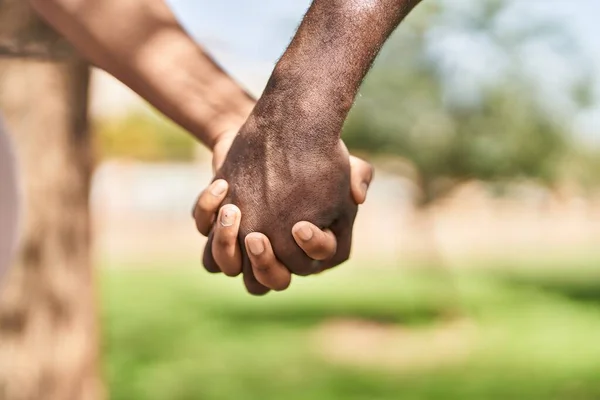 Africano Americano Homem Mulher Casal Com Mãos Juntas Parque — Fotografia de Stock