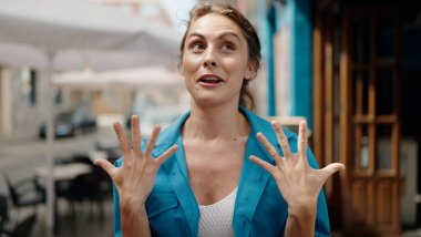 Gülümseyen genç kadın caddeye şaşırdı.