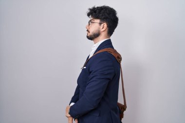 Sakallı, iş kıyafetleri giyen, rahat bir görünüm takınan, kendine güveni tam bir gülümseme takınan İspanyol bir adam.. 