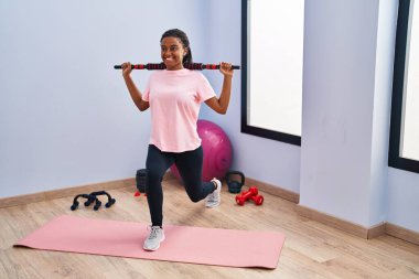 Afrikalı Amerikalı kadın yeni evinde karton kutu paketliyor.