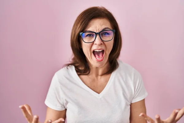 Middle Age Hispanic Woman Standing Pink Background Crazy Mad Shouting — Stock Photo, Image