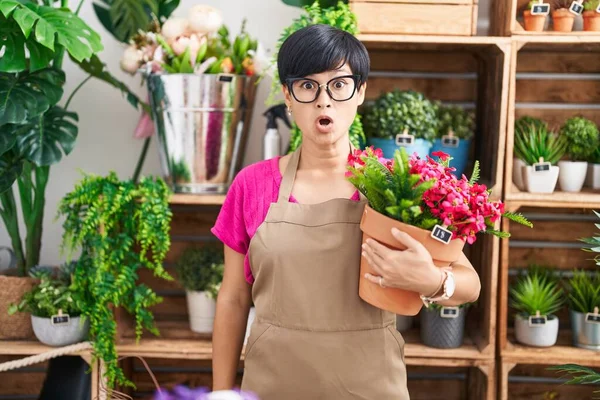 Young Asian Woman Short Hair Working Florist Shop Holding Plant — Stok Foto