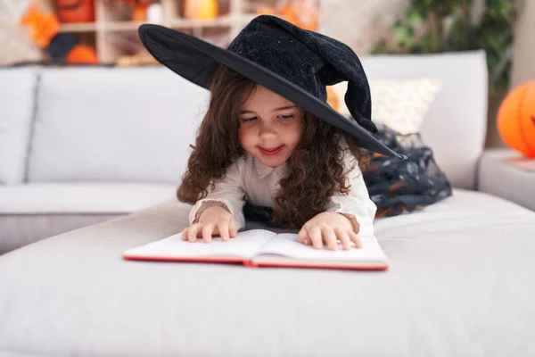 Adorável Menina Hispânica Vestindo Halloween Fantasia Leitura Livro Casa — Fotografia de Stock