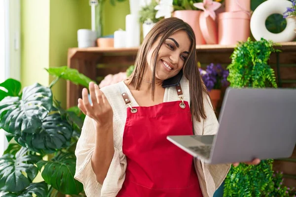 Jovem Bela Florista Mulher Hispânica Falando Smartphone Usando Laptop Loja — Fotografia de Stock