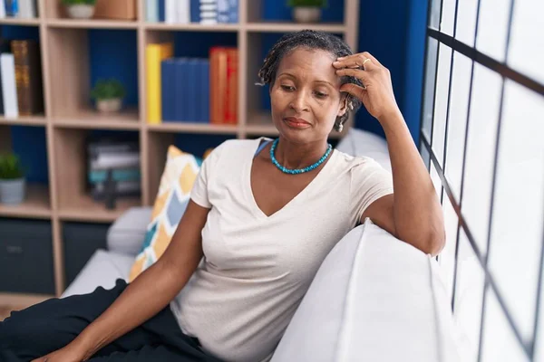 Middle Age African American Woman Stressed Sitting Sofa Home — Foto de Stock