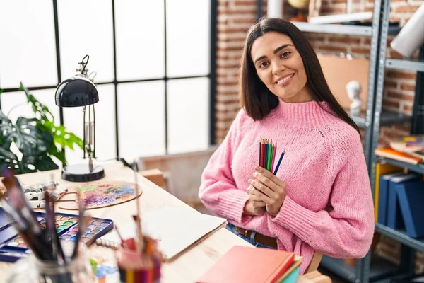 Young Hispanic Woman Smiling Confident Holding Pencils Art Studio — Photo