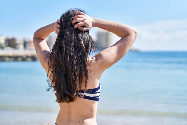 Νεαρή Ισπανίδα Που Φοράει Μπικίνι Στην Παραλία — Φωτογραφία Αρχείου