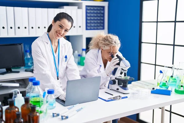 Két Női Tudós Mikroszkóppal Laptoppal Laborban — Stock Fotó