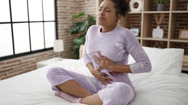 Африканская Американка Страдает Менструальной Боли Сидя Кровати Спальне — стоковое фото