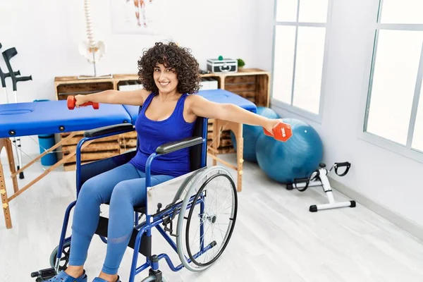 Genç Ortadoğulu Kadın Klinikte Tekerlekli Sandalyede Rehabilitasyon Görüyor — Stok fotoğraf