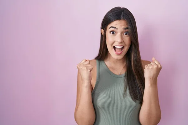 Hispanic Woman Standing Pink Background Celebrating Surprised Amazed Success Arms — Zdjęcie stockowe