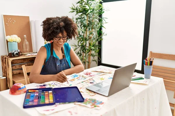 若いアフリカ系アメリカ人女性は自信を持って笑顔オンライン描画クラスでアートスタジオ — ストック写真