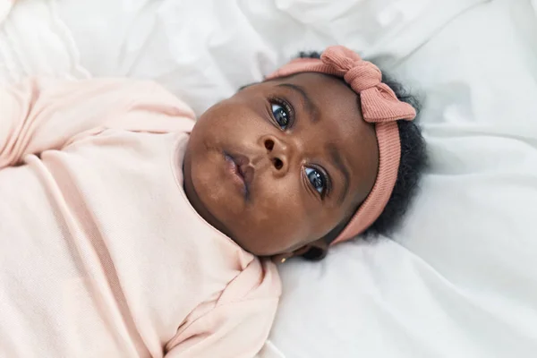 非洲裔美国婴儿躺在床上 在卧室里的表情轻松 — 图库照片