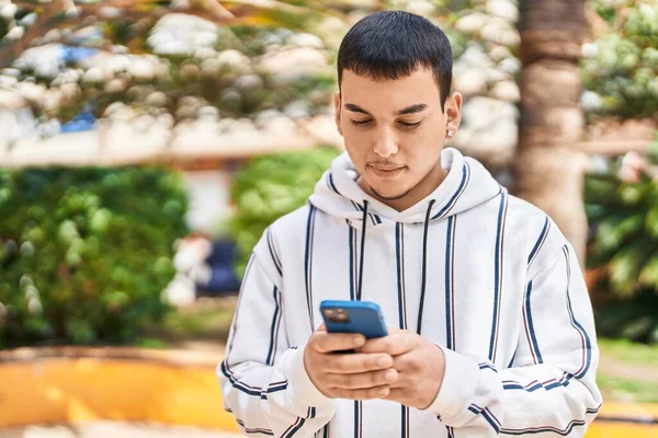 Junger Mann Benutzt Smartphone Park — Stockfoto