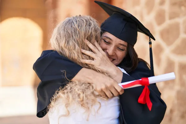 Dwie Kobiety Matka Ukończyła Studia Córka Przytulając Się Uniwersytecie Kampusu — Zdjęcie stockowe
