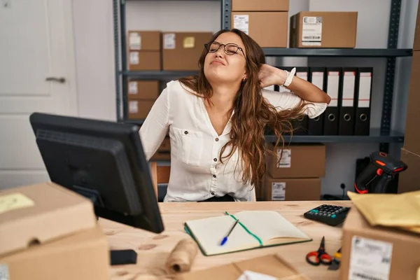 Young Hispanic Woman Working Small Business Ecommerce Stretching Back Tired — Stock Photo, Image
