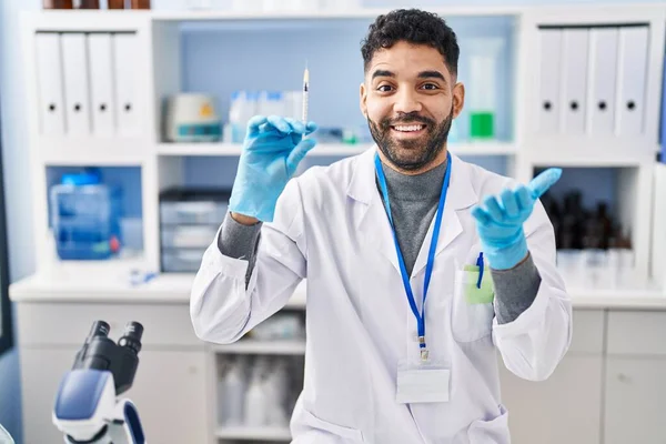 Laboratuvarda Çalışan Sakallı Spanyol Bir Adam Elinde Şırıngayla Başarıyı Mutlu — Stok fotoğraf
