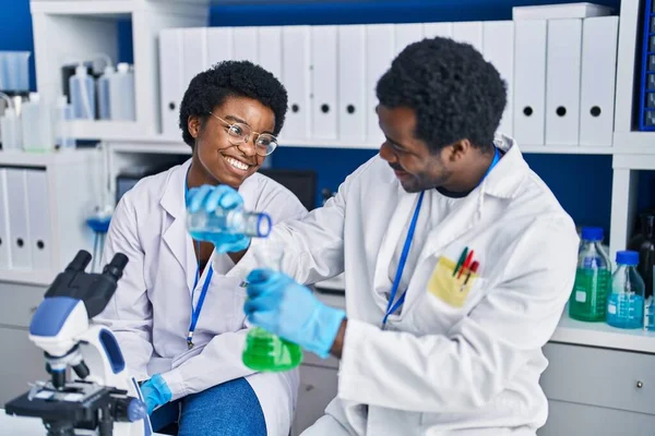 Científicos Afroamericanos Miden Líquido Laboratorio —  Fotos de Stock