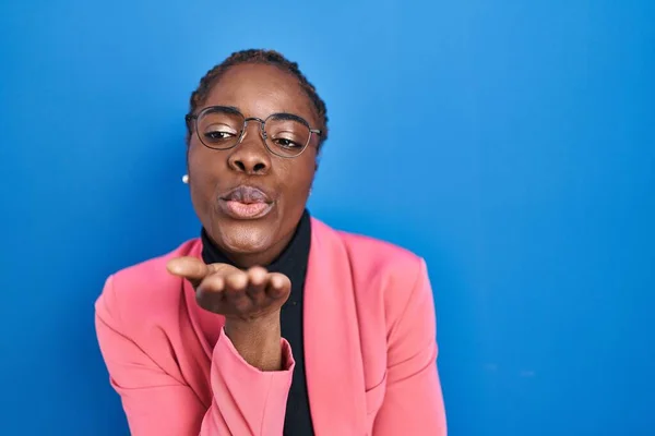 Hermosa Mujer Negra Pie Sobre Fondo Azul Mirando Cámara Soplando — Foto de Stock