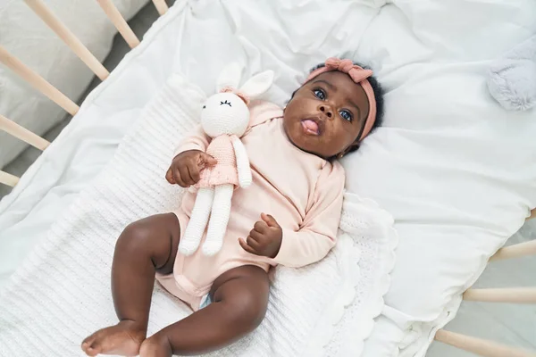 Afrikansk Amerikansk Bebis Liggande Vaggan Med Avslappnat Uttryck Sovrummet — Stockfoto