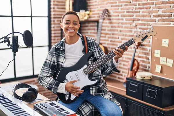 Africano Americano Mulher Músico Sorrindo Confiante Tocando Guitarra Elétrica Estúdio — Fotografia de Stock
