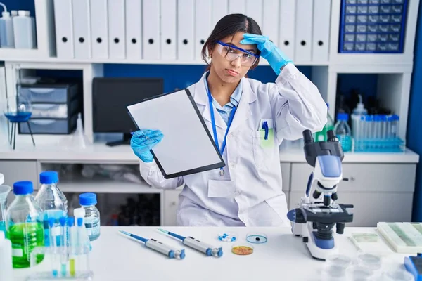 Hispanic Young Woman Working Scientist Laboratory Worried Stressed Problem Hand — Stockfoto