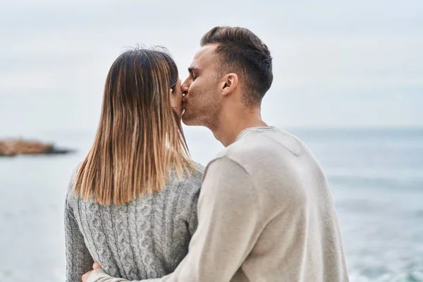 Man Woman Couple Hugging Each Other Back View Seaside — Φωτογραφία Αρχείου