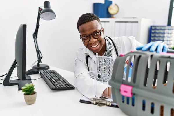 Young African Man Working Veterinarian Medical Clinic — Φωτογραφία Αρχείου