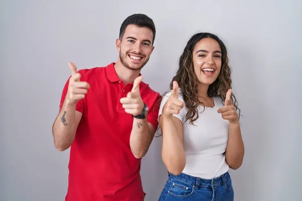 Young Hispanic Couple Standing Isolated Background Pointing Fingers Camera Happy — Stockfoto