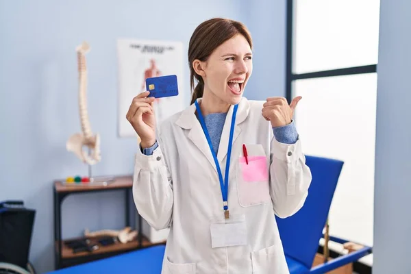 Young Brunette Woman Working Pain Recovery Clinic Holding Credit Card — ストック写真