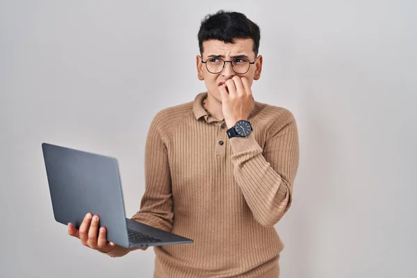 Pessoa Não Binária Usando Computador Portátil Olhando Estressado Nervoso Com — Fotografia de Stock