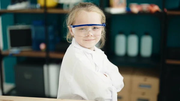 Sevimli Sarışın Kız Öğrenci Kendinden Emin Gülümsüyor Laboratuvar Sınıfında Kollarını — Stok fotoğraf