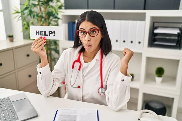 Young Hispanic Doctor Woman Holding Help Banner Scared Amazed Open — Foto de Stock