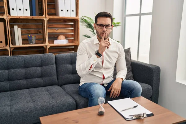 Young Hispanic Man Beard Working Consultation Office Asking Quiet Finger — Stock Photo, Image