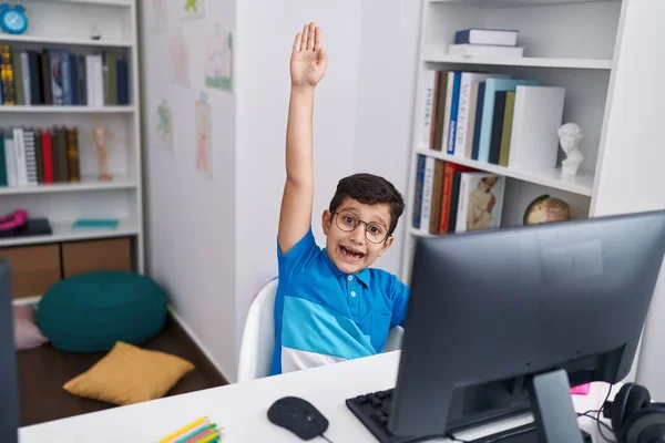 Adorável Hispânico Menino Estudante Usando Computador Com Mão Levantada Sala — Fotografia de Stock