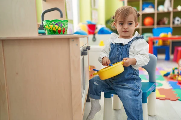 Liebenswertes Blondes Kleinkind Spielt Mit Spielküche Auf Stuhl Kindergarten — Stockfoto