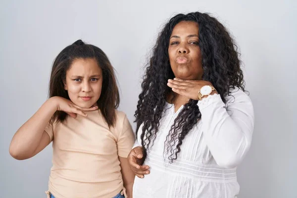 母親と若い娘は白い背景に立って喉をナイフで切断し 激しい暴力で侵略を脅かす — ストック写真