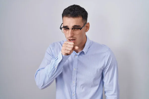 穿着商务服装和眼镜的英俊的惊慌失措的男人感到身体不适 咳嗽是感冒或支气管炎的症状 保健概念 — 图库照片