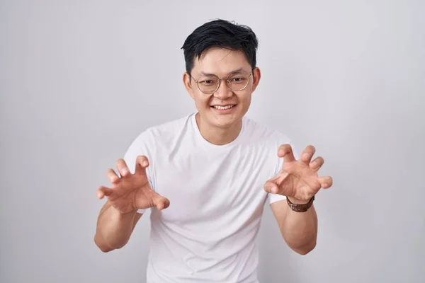Jeune Homme Asiatique Debout Sur Fond Blanc Souriant Drôle Faisant — Photo