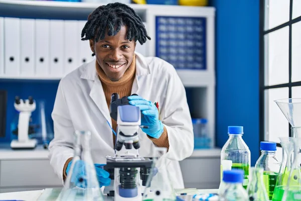 African American Man Scientist Using Microscope Laboratory — Fotografia de Stock