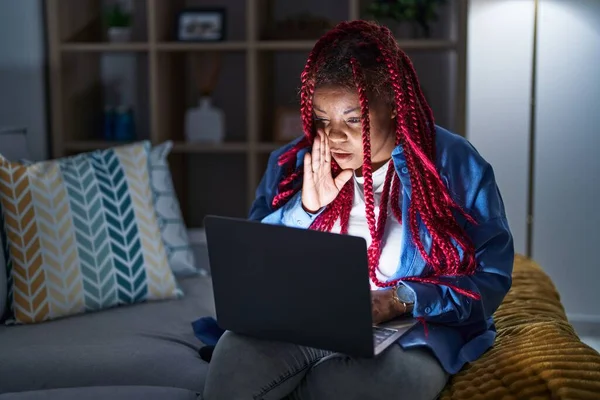 Mujer Afroamericana Con Cabello Trenzado Usando Computadora Portátil Noche Mano —  Fotos de Stock