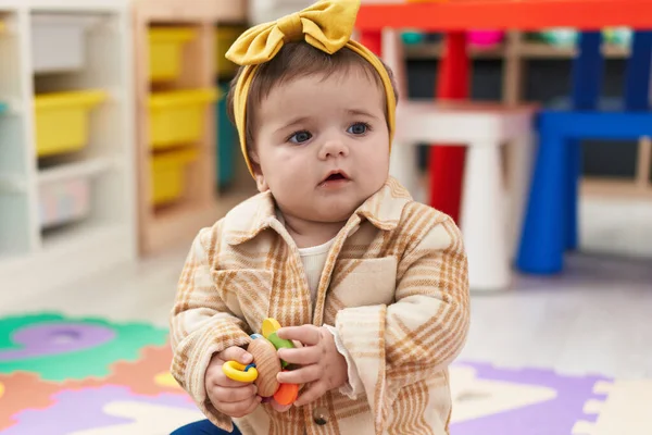 Sevimli Sarışın Çocuk Yerde Oturup Anaokulunda Oyuncaklarla Oynuyor — Stok fotoğraf