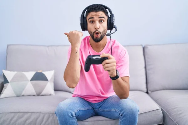 Hispanic Young Man Playing Video Game Holding Controller Sitting Sofa — Foto Stock