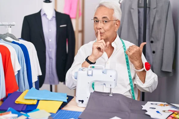 Middle Age Man Grey Hair Dressmaker Using Sewing Machine Asking — Zdjęcie stockowe