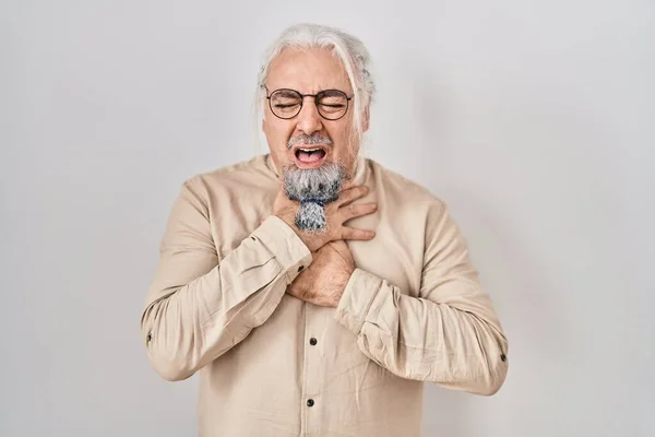 Middle Age Man Grey Hair Standing Isolated Background Shouting Suffocate — Stock fotografie